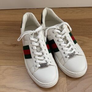 Gucci sneaker 
Wore once